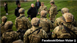 Premijer Mađarske Viktor Orban sa pripadnicima vojske tokom obilaska mađarskog dela gasovoda "Turski tok", 6. april 2026.