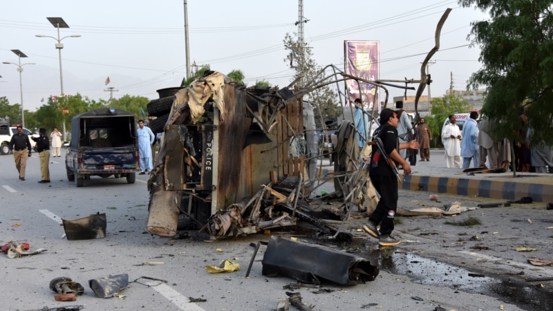 Полицајци загинаа во бомбашки напад во Пакистан