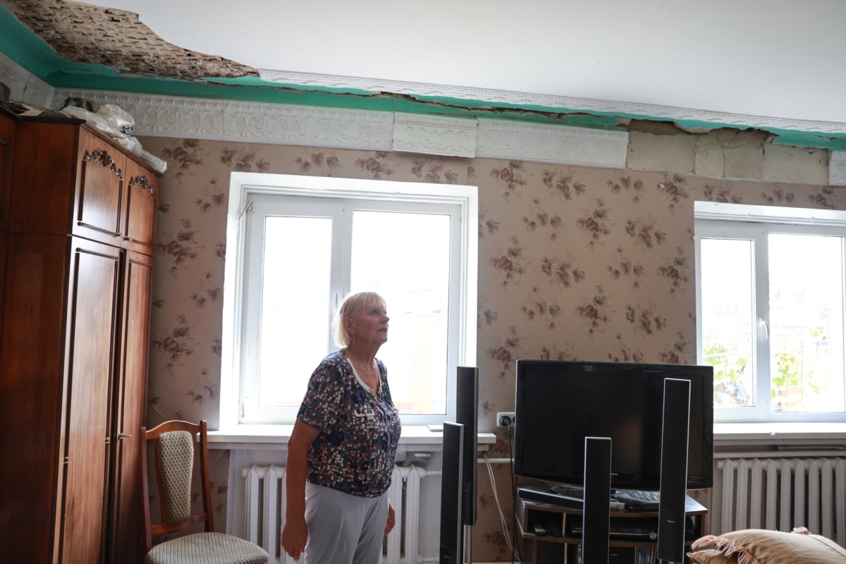 Ніна показує руйнування будинку внаслідок ударної хвилі під час детонації, Вишневе, Київщина, 13 липня 2026 року