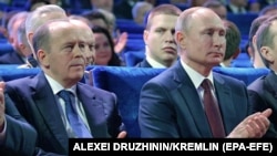 Директор ФСБ Александр Бортников и президент РФ Владимир Путин на концерте 19 декабря 2019 года