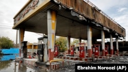 شماری از جایگاه‌های سوخت در ایران در اعتراضات اخیر نسبت به افزایش قیمت بنزین، به آتش کشیده شد
