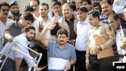 Geo journalist Hamid Mir (C, on wheelchair) was shot in April.