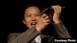 Сыйлық Сан-Франциско қаласында өткен салтанатты жиында Азаттық радиосы қазақ редакциясының директоры Едіге Мағауинге табыс етілді. Сан - Франциско, 3 қазан, 2009 жыл.