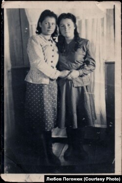 Любов (ліворуч) під час ув’язнення в таборі у селі Балаганне в Магаданській області, 1949 рік. Фото: приватний архів Любові Погонюк, оцифровано ГО «Після тиші»