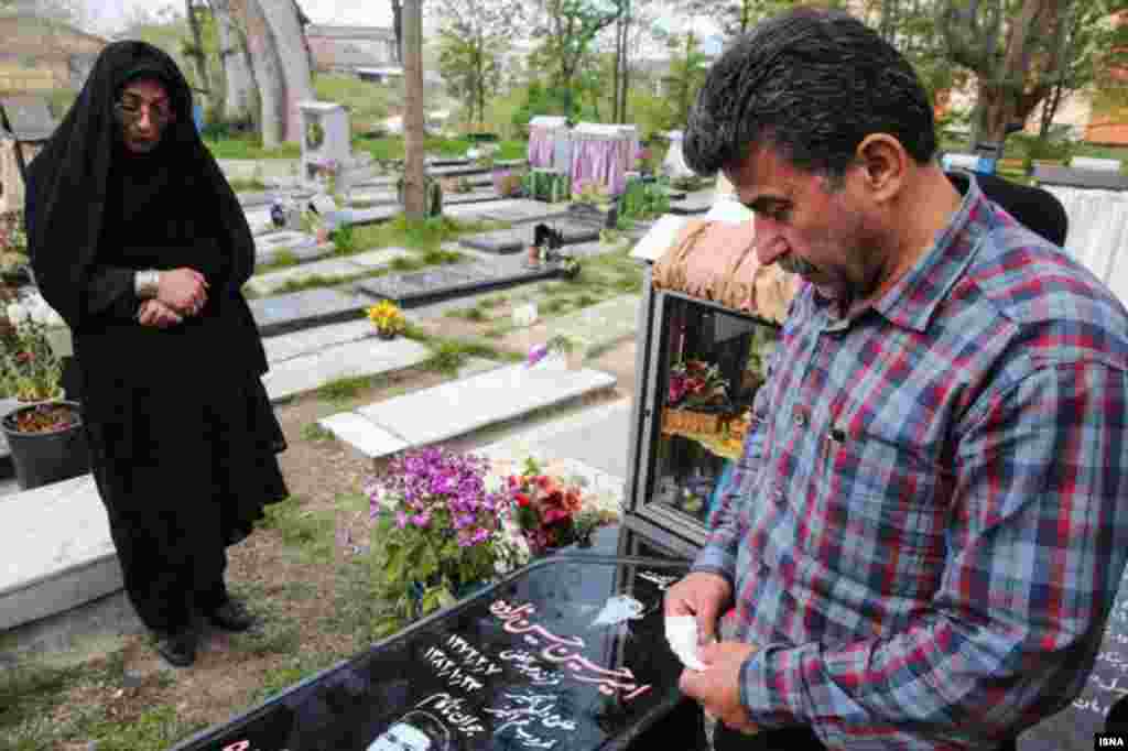 Abdollah&#39;s parents visit his grave.