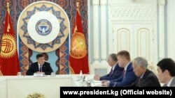 Президент КР Сооронбай Жээнбеков встречается с руководством ЕАБР