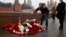 Цветы на месте убийства Бориса Немцова в самом центре Москвы