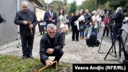 Porodice nastradalih gardista ispred vojnog objekta "Karaš" u Beogradu