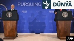 ABŞ prezidenti Donald Tramp (sagda) we rus prezidenti Wladimir Putin 