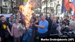 Vojislav Šešelj pali zastavu NATO-a u Beogradu, 24. mart 2019.