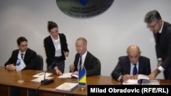 Direktor EBRD-a za BiH Ian Brown (u sredini) i ministar finansija BiH Vjekoslav Bevanda (desno) potpisuju ugovor o zajmu, Sarajevo, 22. decembar 2015.