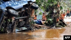 Сезонні дощі часто викликають повені і зсуви в Індонезії, де мільйони людей живуть у віддалених гірських районах або поблизу заплав