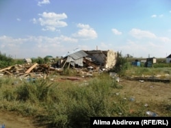 Дом после взрыва в дачном поселке Кызылжар на окраине Актобе. 30 июля 2011 года.