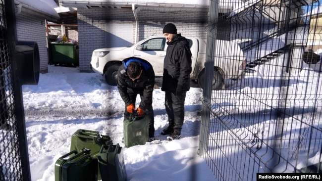 Інженери Водафон обслуговують базові станції мобільного зв'язку. Київська область, 9 лютого 2026 року
