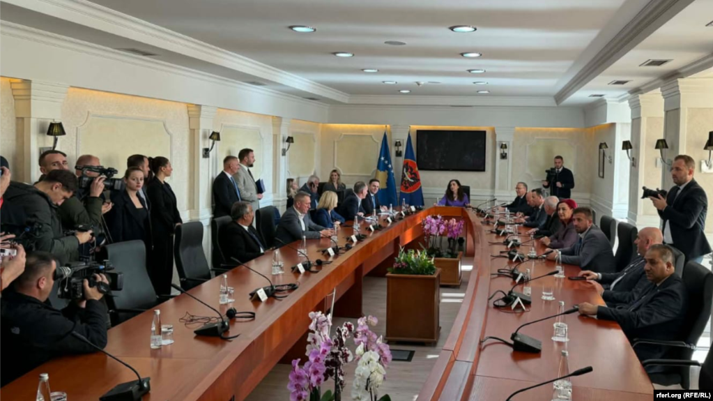 Fotografija sa sastanka predsjednice Kosova s političkim liderima 20. novembra.