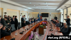 Fotografija sa sastanka predsjednice Kosova s političkim liderima 20. novembra.