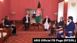 مایک پومپیو، وزیرامور خارجه آمریکا پس از ورودش به کابل با رئیس جمهور غنی دیدار و گفت‌وگو کرد.
