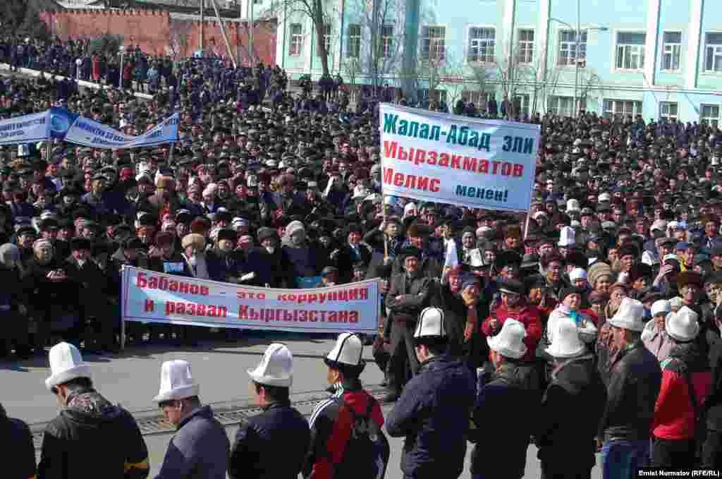 Protesters backed Osh Mayor Melis Myrzakhmatov and criticized President Almazbek Atambaev.