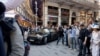 Un Mercedes al delegației ruse, sosind la posibile negocieri de pace cu Ucraina, la Istanbul, 15 mai 2025