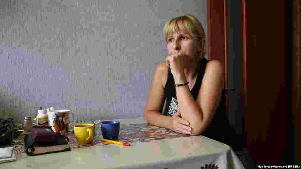 2018 senesi avgustnıñ 29-nda aqmescitli ukrain faali Olga Pavlenkonıñ evinde Rusiye quvetçileri tintüv keçirdi. O ve aile azaları qomşu Rusiyede yasaqlanğan &laquo;Pravıy sektor&raquo; ile alâqalarından şübheli sayıldı. Tintüvden soñ o, Qırımdaki Rusiye Tahqiqat komitetiniñ baş idaresinde sorğuğa çekildi. Qadın sorğu tafsilâtlarını paylaşmadı. Aynı yılnıñ sentâbr ayında Pavlenko Qırımdan esas Ukrainağa ketti 