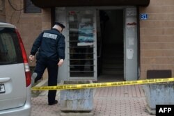 Një polic qëndron para banesës së Azem Vllasit, i cili u plagos në mars të vitit 2017.