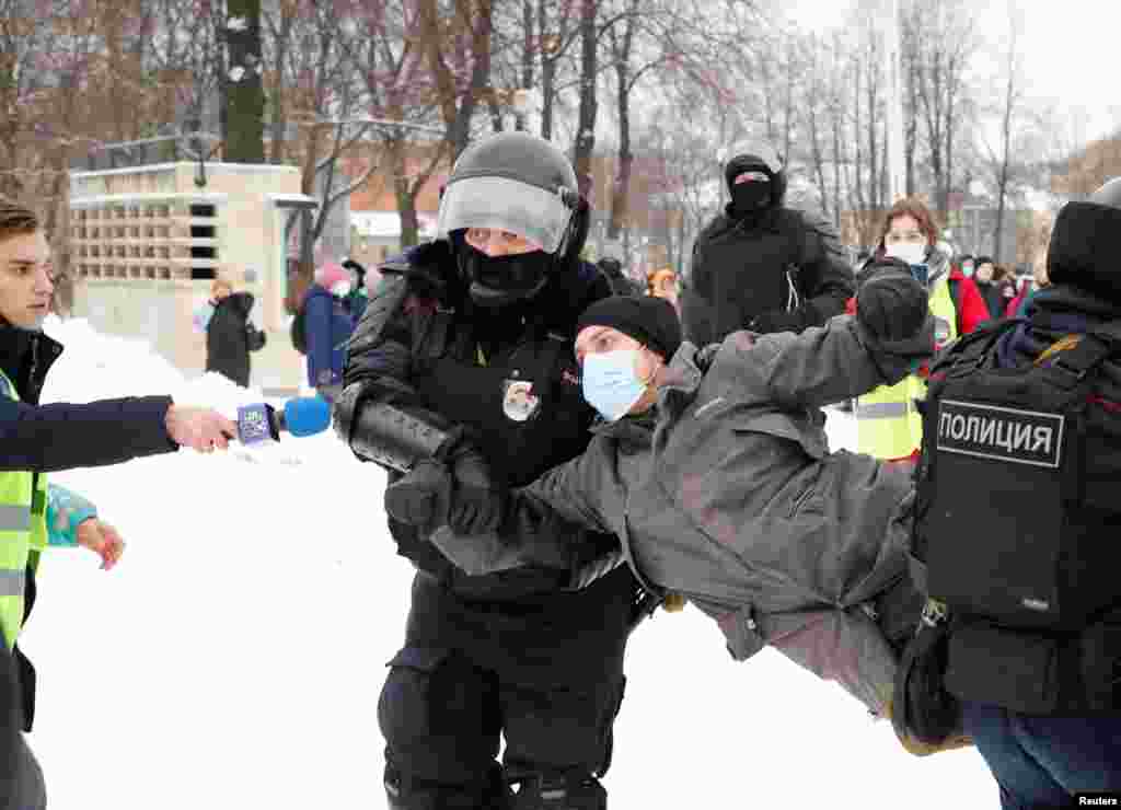 În mai multe orașe din Rusia, în timpul reținerilor, poliția a folosit arme cu șoc electric