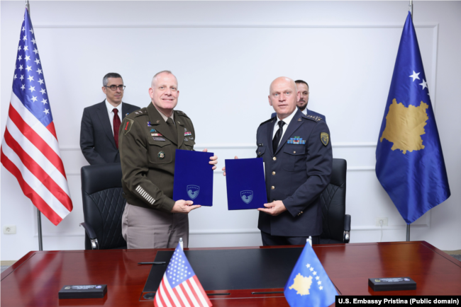 Gjeneralmajori amerikan, John Phillips (majtas) dhe gjenerallejtënanti kosovar, Bashkim Jashari, pas nënshkrimit të CISMOA-s.