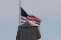 Статуя Хрыстафора Калюмба ў Бостане, штат Масачусэтс, з адламанай дэманстрантамі галавой