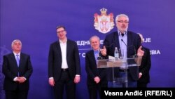 Branimir Nestoroviq në një konferencë për shtyp me presidentin e Serbisë, Aleksandar Vuçiq, në shkurt të vitit 2020, kur u shfaq koronavirusi në botë, u tha grave që të bënin pazar lirshëm në Millano.