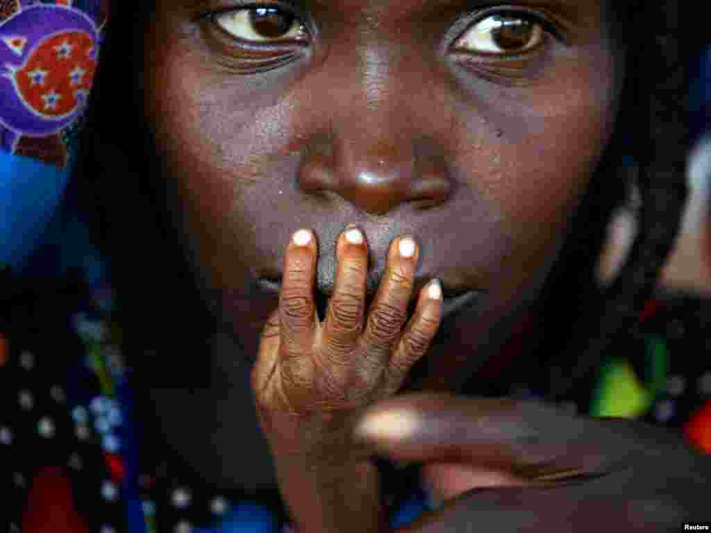 A mother and child at an emergency feeding center in Tahoua, Niger August 1, 2005 REUTERS/Finbarr O'Reilly/Files 