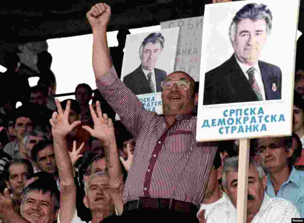 Predizborni skup Srpske demokratske stranke u Bosanskoj Gradišci, sjeverna Bosna, 24. 8. 1996., uoči prvih poslijeratnih izbora.