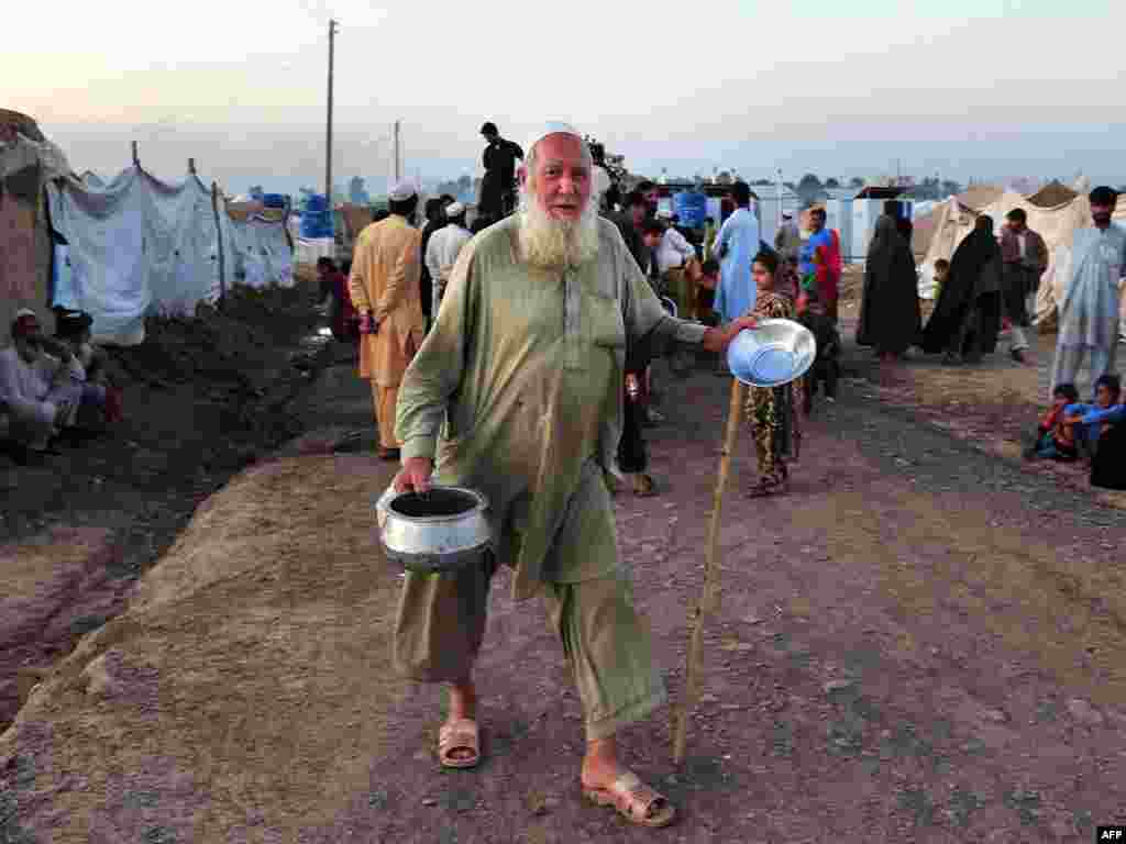 Pakistan - Izbjeglički kamp u oblasti Nowshera, 25.10.2011. Foto: AFP / A. Majeed 