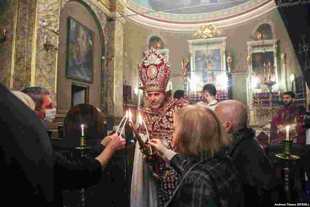 Episcopul Datev Hagopian împarte credincioșilor Lumina Sfântă cu ocazia Învierii Domnului, în Catedrala Apostolică Armeană Sfinţii Arhangheli Mihail şi Gavriil (1911 &ndash; 1915) din Bucureşti, România. Armenii din România sărbătoresc Paștele în aceeași zi cu Biserica Ortodoxă Română.&nbsp;