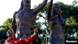 Николас Мадуро на празднике "День сопротивления коренных народов" готовится к возможному вторжению войск США. Каракас, 12 октября 2025 года