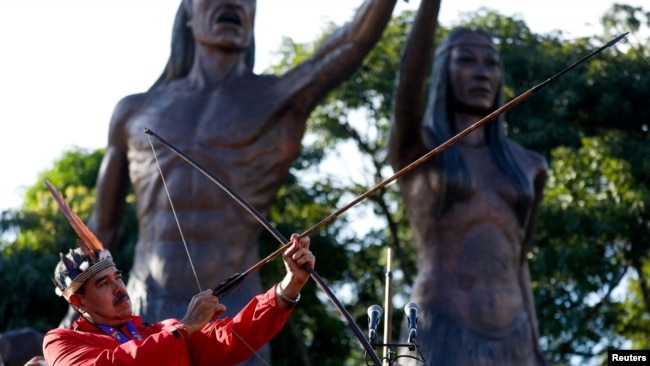 Николас Мадуро на празднике "День сопротивления коренных народов" готовится к возможному вторжению войск США. Каракас, 12 октября 2025 года