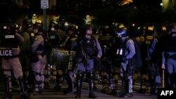 Протестът в Луисвил протичаше мирно, докато няколко изстрела не предизвикаха сблъсъци
