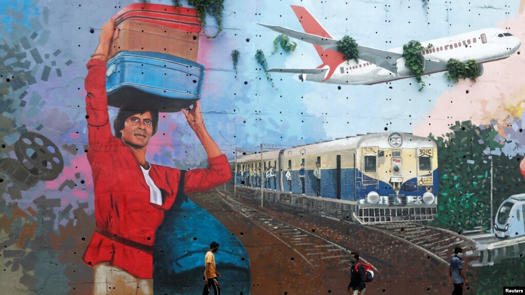 نقاشی آمیتاب باچان روی دیواری در شهر مومبای