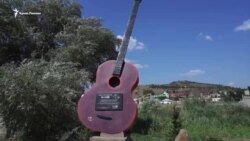 «Цой – жив»: в Морском почтили память рок-музыканта (видео)