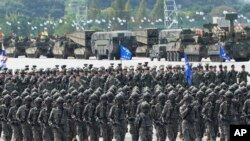 Ushtarët e Koresë së Jugut marshojnë gjatë Ditës së Forcave të Armatosura në bazën ajrore të Seulit në Seongnam, Koreja e Jugut, 25 shtator 2024.