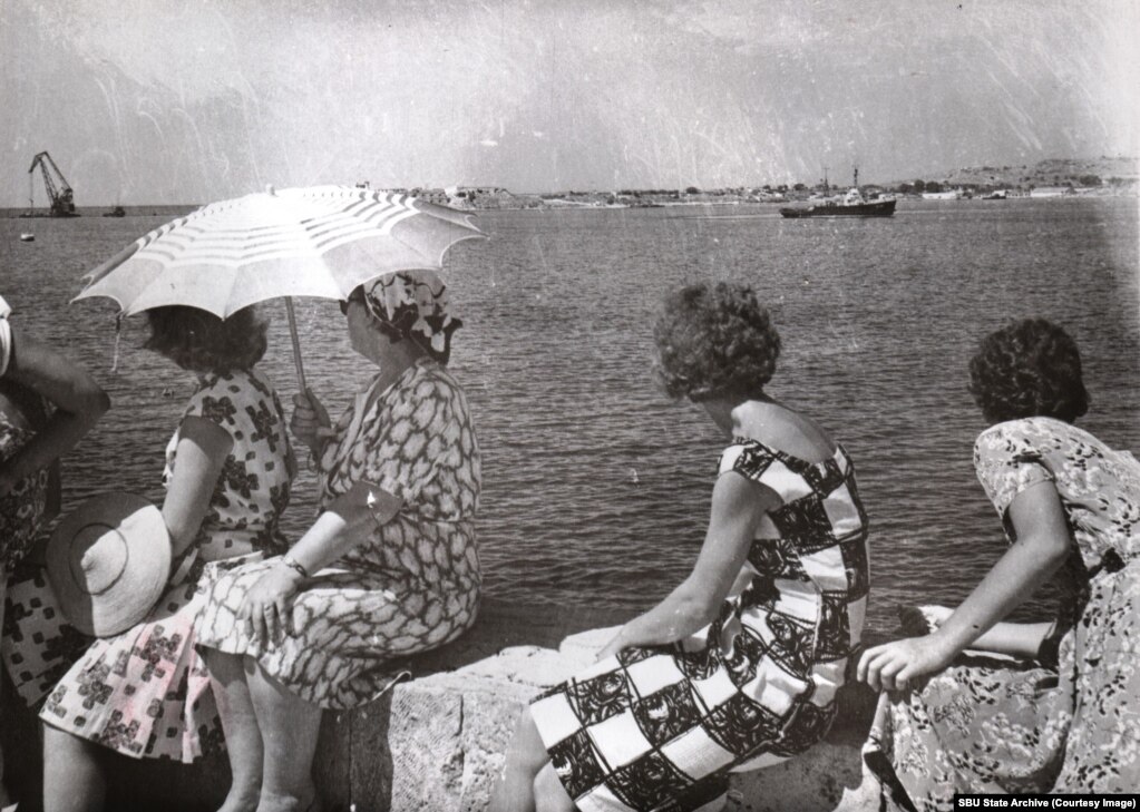 Женщины на фоне Севастопольской бухты