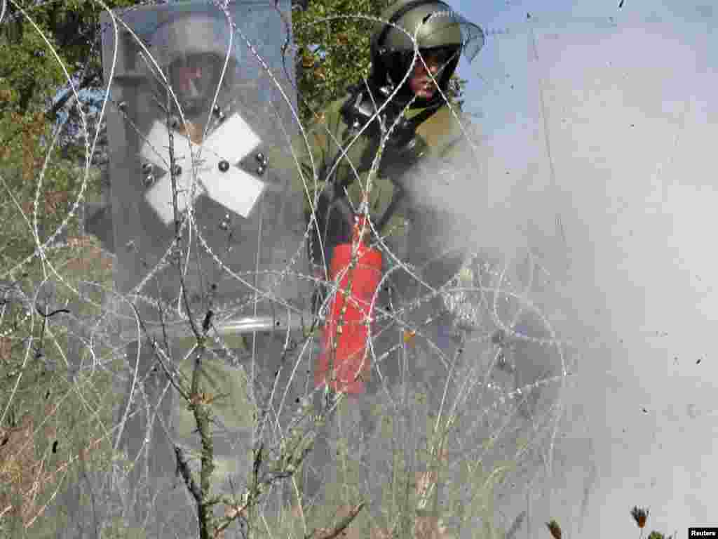 Njemačke snage KFOR-a na graničnom prelazu Jarinje, 27.09.2011. Foto: Reuters 