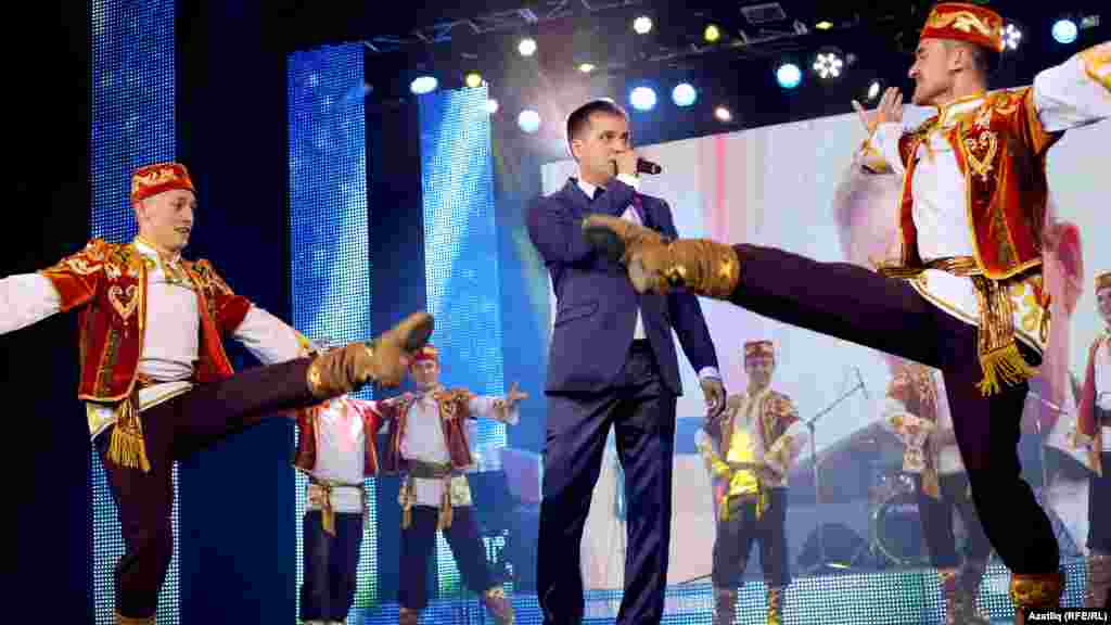 Илнар Ялалов һәм аның әнисе җитәкләгән "Агыйдел" җыр һәм бию дәүләт ансамбле (Актаныш)