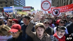 Demonstrators march on May 14 during a protest in Moscow against the city's controversial plan to knock down Soviet-era apartment blocks and redevelop the old neighborhoods.