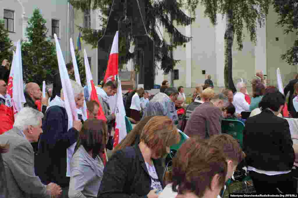 Інші лишилися стояти під собором