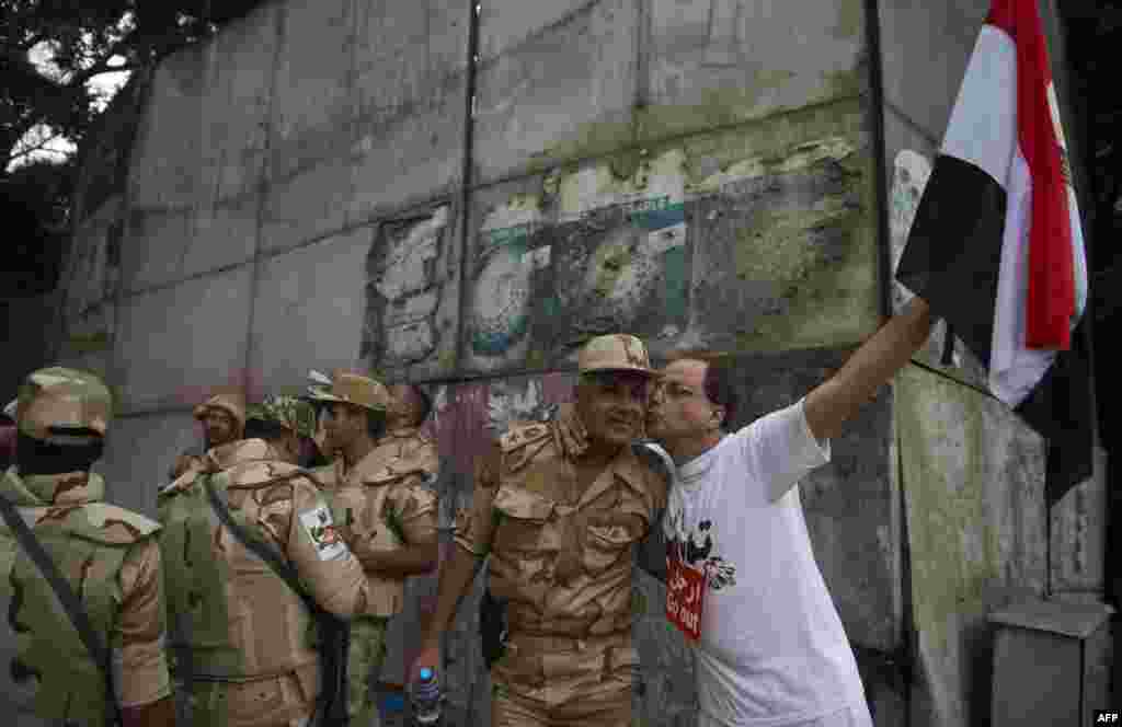 Egipćanin želi dobrodošlicu vojsci koja je postavljena oko Univerziteta u Kairu