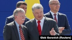 John Bolton și Petro Poroșenko (în prim plan), de Ziua independenței la Kiev