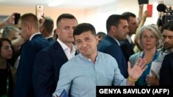Уладзімір Зяленскі падчас галасаваньня на парлямэнцкіх выбарах, 21 ліпеня 2019