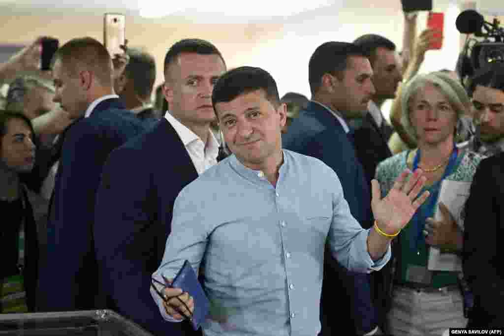 УКРАИНА - Претседателот на Украина, Володомир Зеленски, ѝ наложи на владата да изготви предлог-закон за поедноставување на процедурите за добивање украинско државјанство за Русите кои се прогонувани од политички мотиви, објавија новинските агенции.