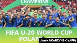 Українська «молодіжка» святкує перемогу на чемпіонаті світу з футболу серед спортсменів віком до 20 років