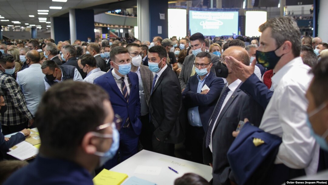 La 25 septembrie 2021, în plină pandemie, liberalii au renunțat la liderul și PM Ludovic Orban și au deschis calea coabitării cu PSD împotriva căruia câștigaseră alegerile. Ba chiar reușiseră să dărâme guvernul PSD Dăncilă în 2019, cu un an înainte de alegeri. 